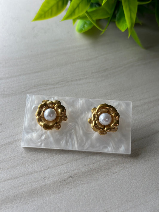 Daphne Pearl Studs